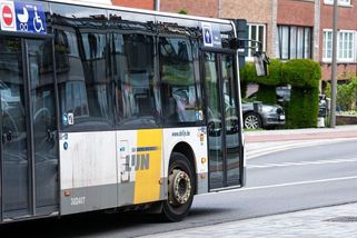 Řidič autobusu MHD v Bruselu náhle zastavil a odskočil si do pekárny pro koláče - Novinky
